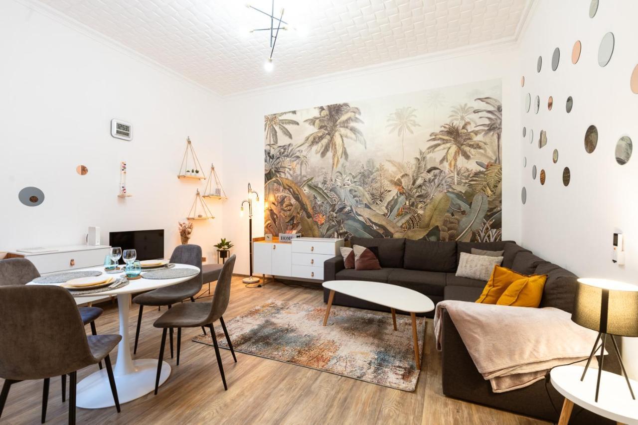 Stylish Modern Next To New York Cafe בודפשט